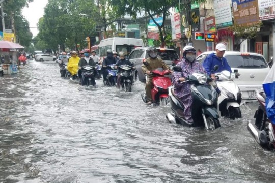 Bật cười khi tiến sĩ đề xuất trang bị lu cho dân TP.HCM chống ngập